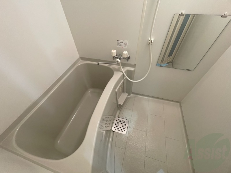 バス・シャワールーム　バスルームは狭すぎず、シャワーも浴びやすそうです。