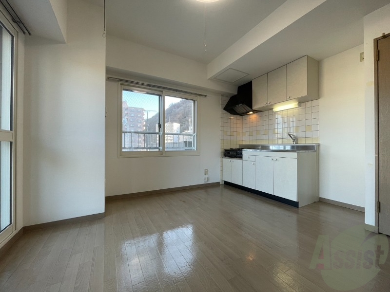 居室・リビング　白さが清潔感を出してくれます。お部屋も明るいですね。