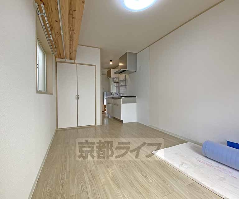 居室・リビング　広々とした庭に面した角部屋の２面窓のあるお部屋です。大...