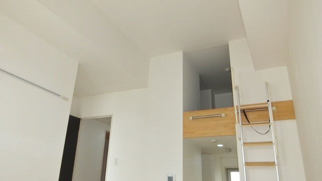 その他部屋・スペース　天井が高くて広々しています（別部屋の写真）