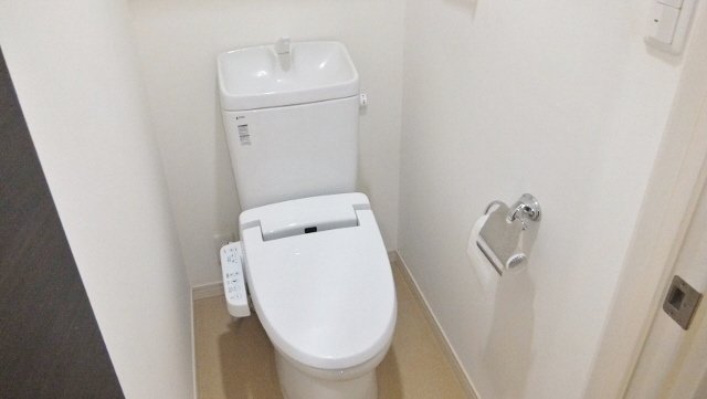 トイレ　ウォッシュレット付きトイレ（別部屋の写真）