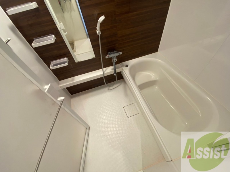 バス・シャワールーム　お風呂になります。一日の疲れを癒してくださいね。