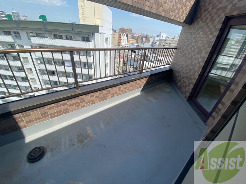 バルコニー　バルコニーは幅があり、広い印象を受けました。