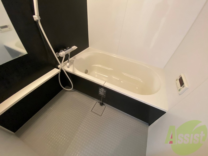 バス・シャワールーム　バスルームは狭すぎず、シャワーも浴びやすそうです。