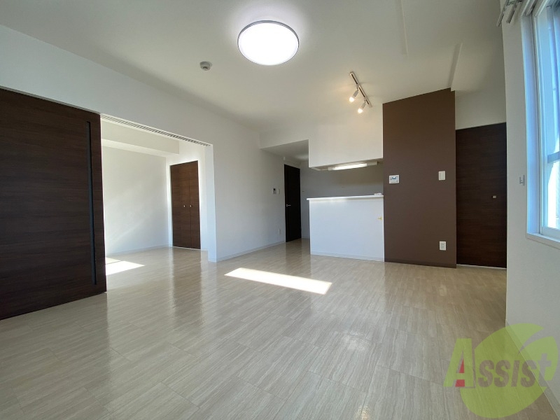 居室・リビング　白さが清潔感を出してくれます。お部屋も明るいですね。