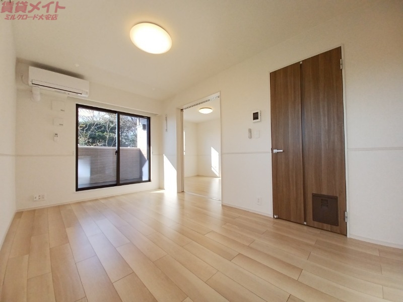 居室・リビング　同型参考写真です。