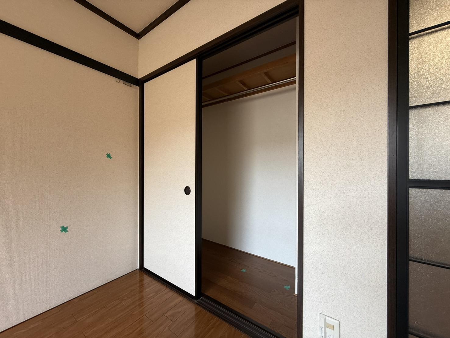 収納　ハンガーバー付きの収納です(別部屋参考写真)