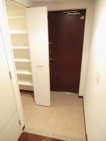玄関　シューズインクローゼット付きの玄関