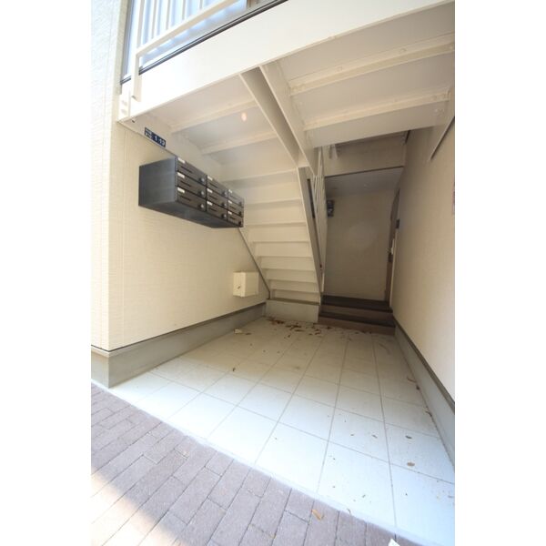 エントランス　落ち着いたエントランスです