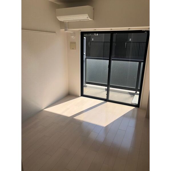 居室・リビング　こちらのリビングで趣味の時間をお楽しみください