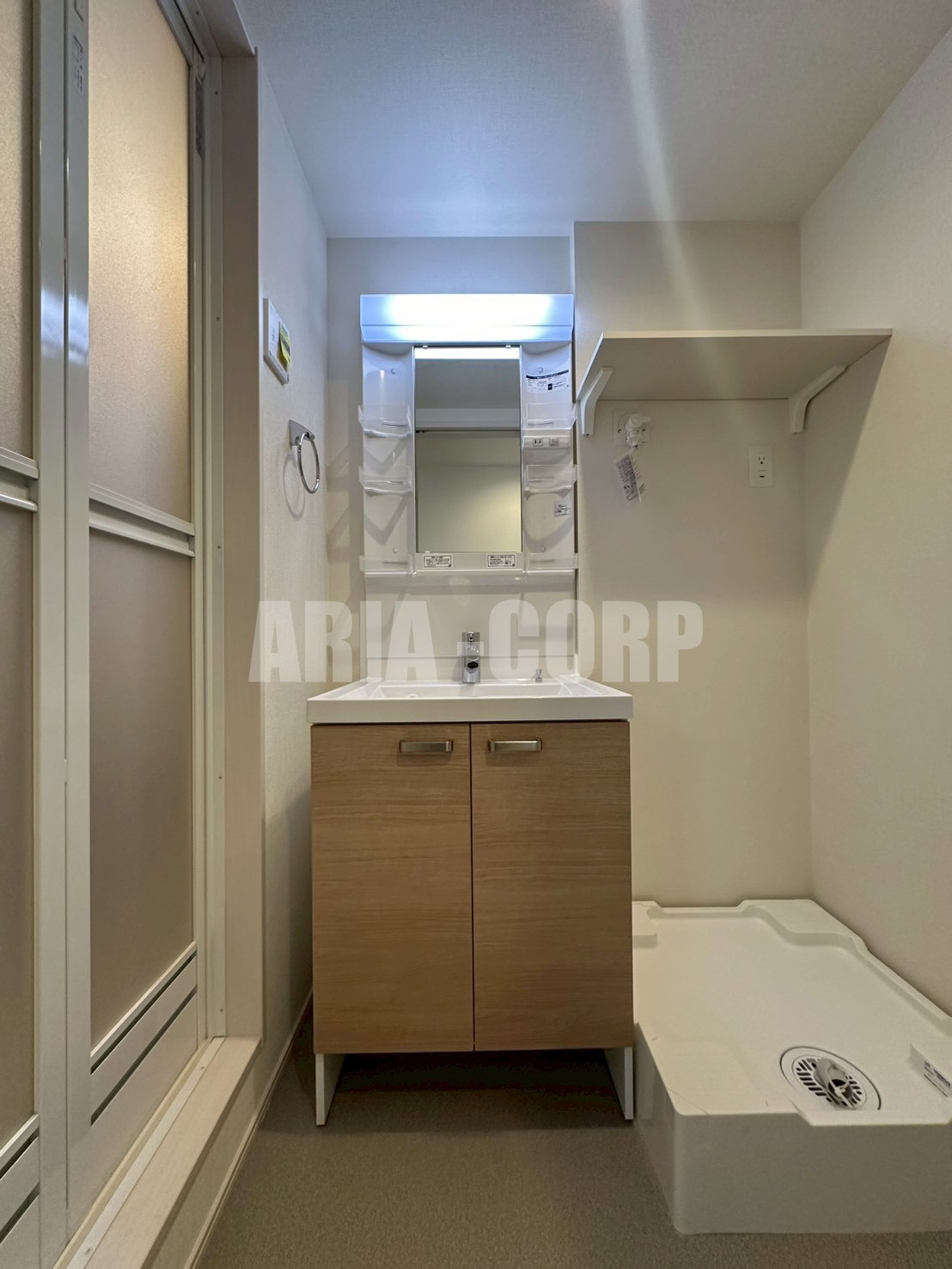 洗面設備　独立洗面台、シャワーヘッドタイプで洗髪や手入れに◎です