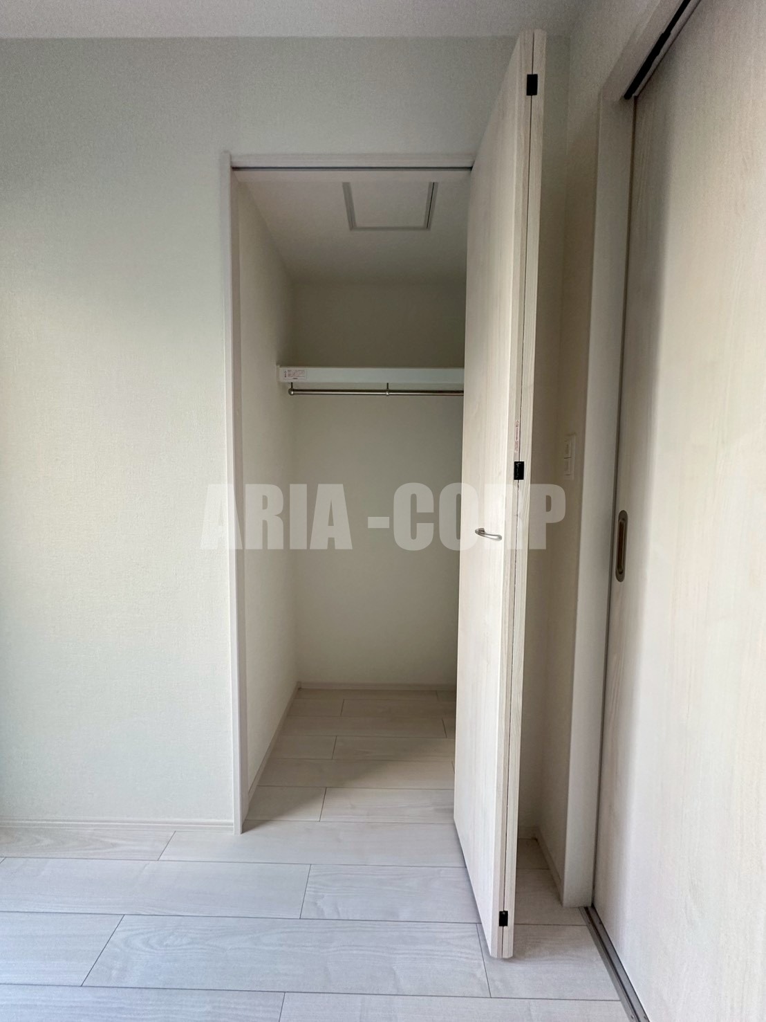 収納　クローゼット。上部には便利な棚がございます！