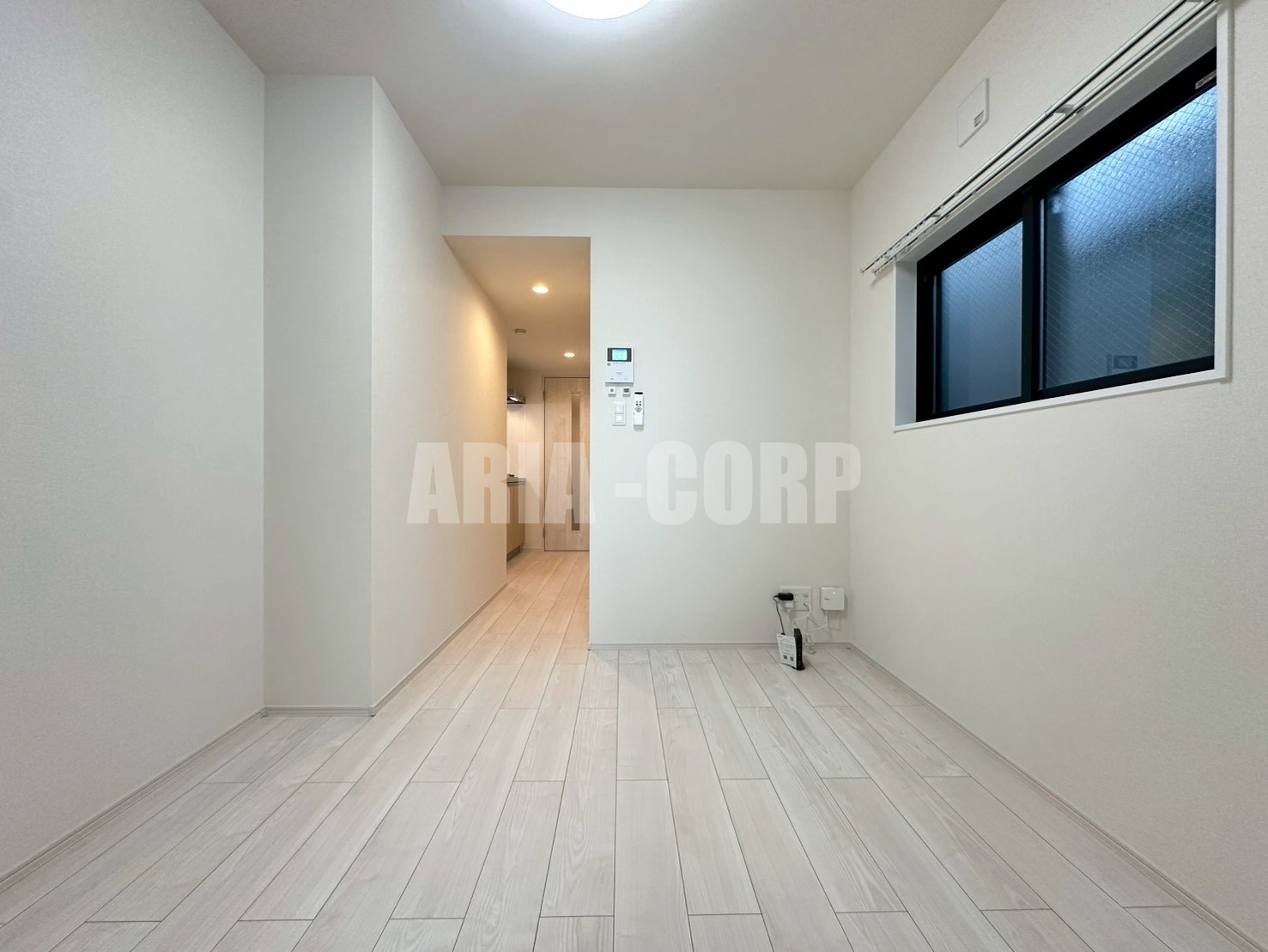 居室・リビング　白を基調としたお洒落なお部屋！奥行きたっぷりの空間です♪