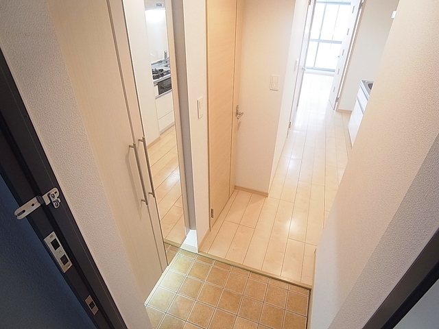玄関　綺麗な玄関部分には姿見鏡付シューズＢＯＸ