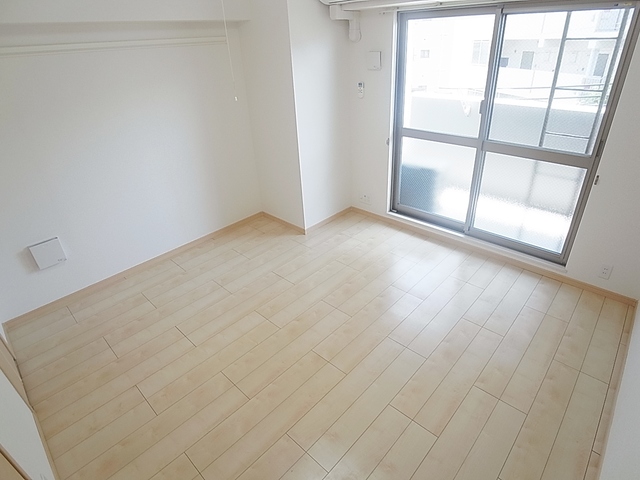 居室・リビング　日当り良好の南東向きの室内です