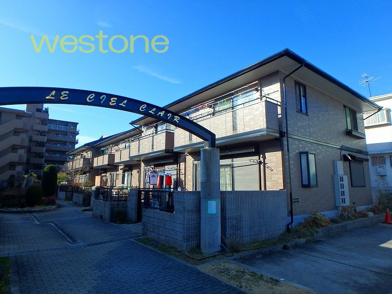 建物外観　一戸建て感覚でお住まいいただけるメゾネットタイプ