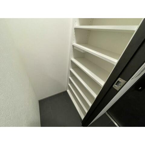 その他　シューズインクローク付き♪ ※同施工別部屋