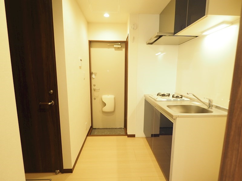 玄関　白とブラウンの建具で落ち着いた雰囲気の玄関※2014年のお写