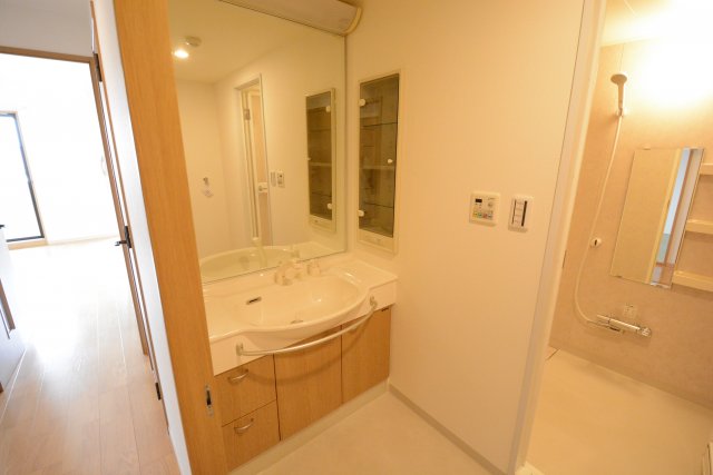 洗面設備　広めの独立洗面化粧台付き☆