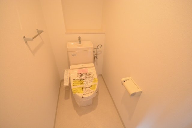 トイレ　温水洗浄便座付きのトイレです♪