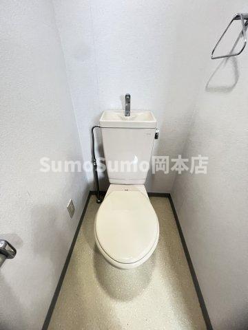 トイレ　落ち着いた色調のトイレです