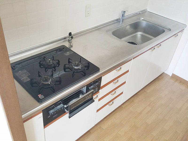 キッチン　3口コンロ付システムキッチン！調理スペースも広いです！