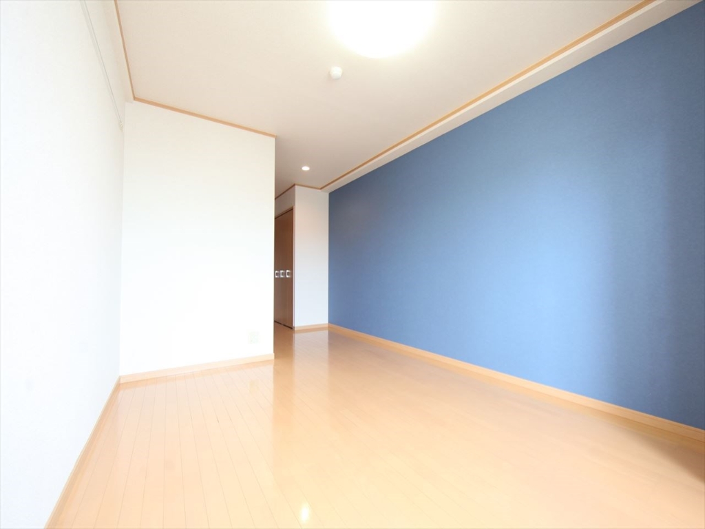 その他　洋室10.3帖　クローゼット付（収納充実してます）