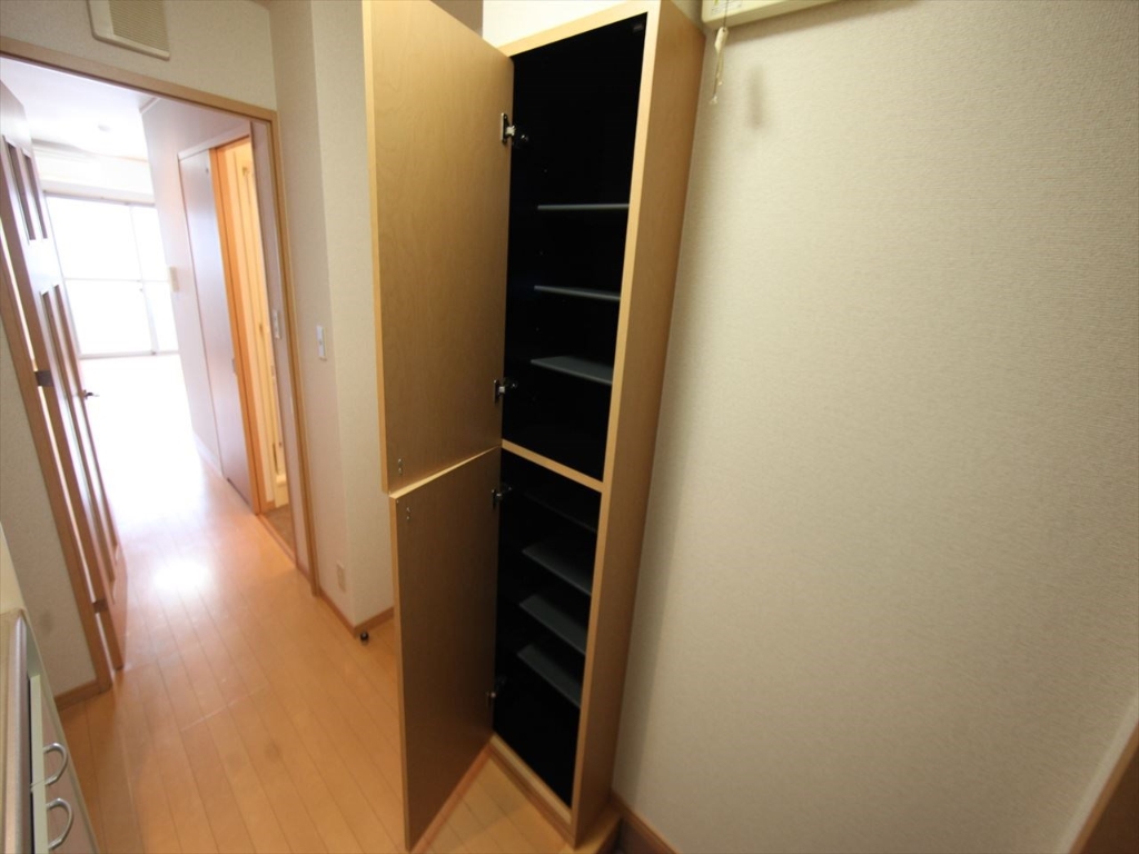 玄関　玄関　シューズボックス付（収納充実してます）