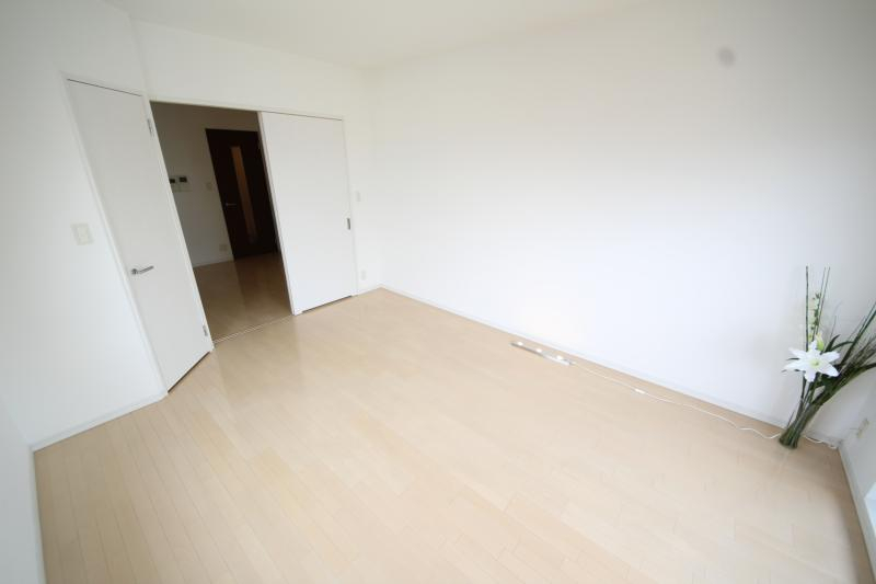 その他部屋・スペース　落ち着いた色調の寝室です