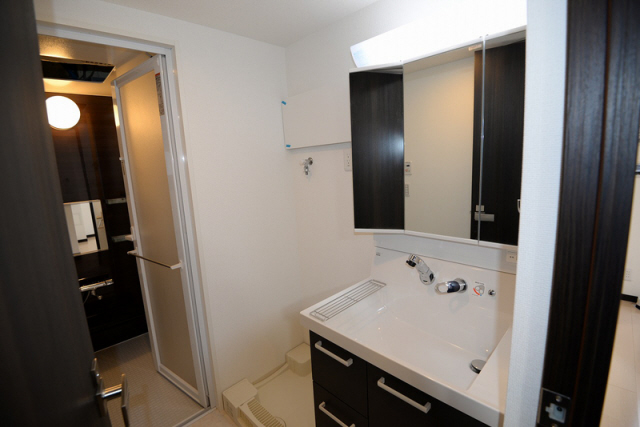 洗面設備　ゆったりとスペースのある洗面所