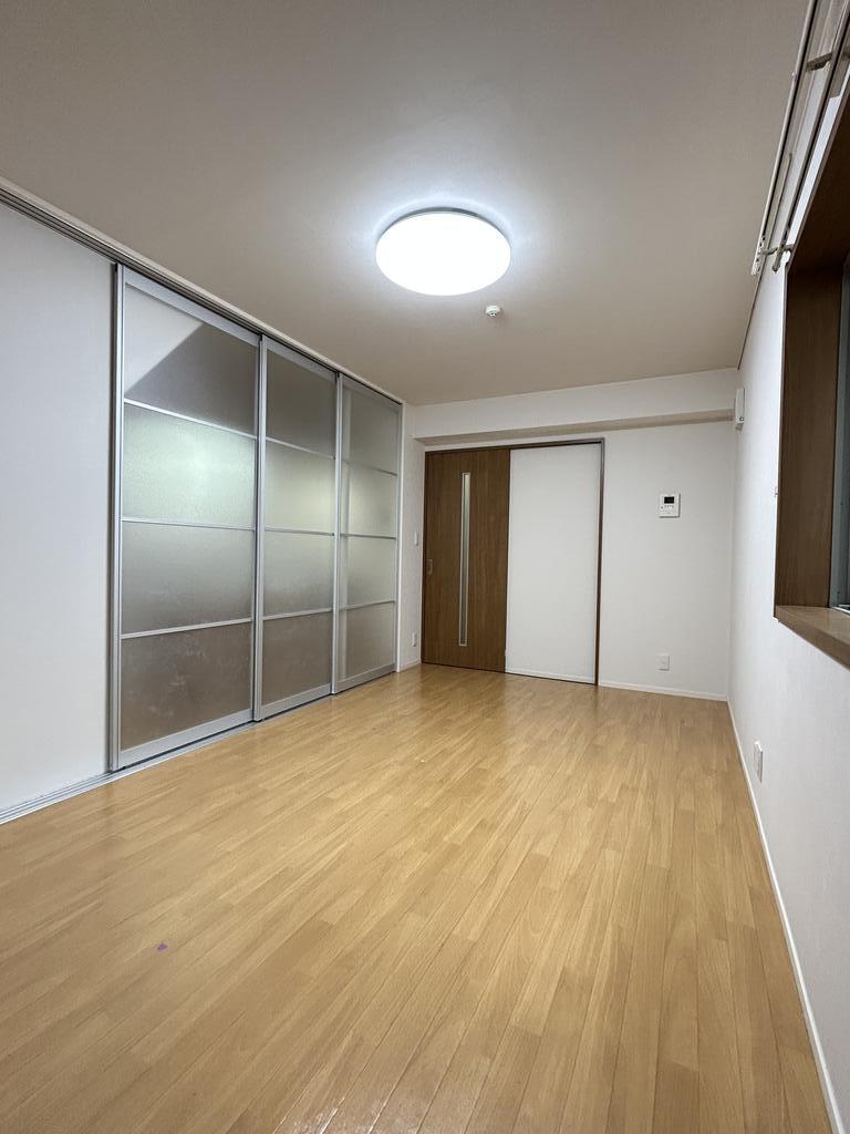 居室・リビング　キッチンを隠すことのできる扉がついています