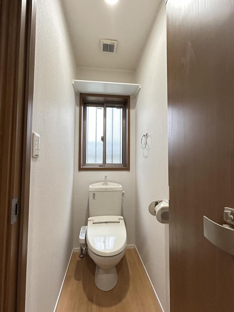 トイレ　シャワー付きトイレです