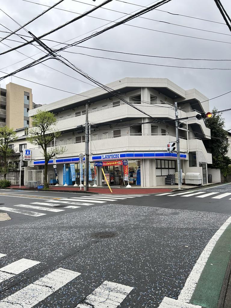 コンビニ　ローソン梶ケ谷駅前店（コンビニ）まで303m