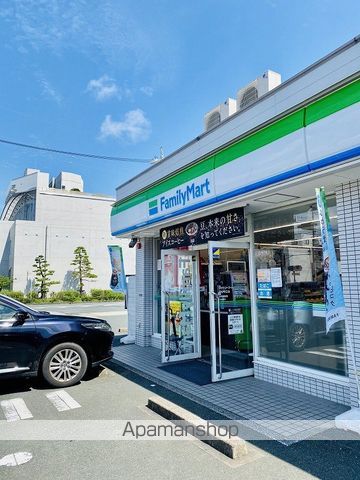 コンビニ　ファミリーマート（コンビニ）まで718m