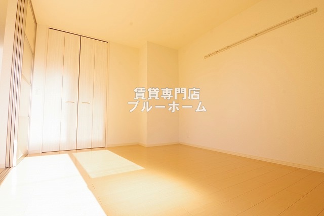 その他部屋・スペース　バルコニー側の6帖の洋室！