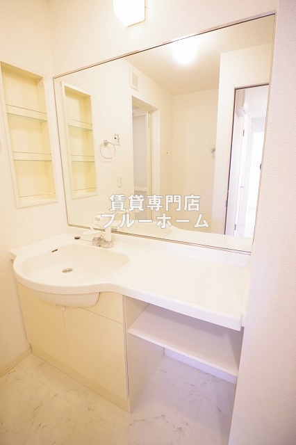 洗面設備　広くて使いやすい独立洗面台！