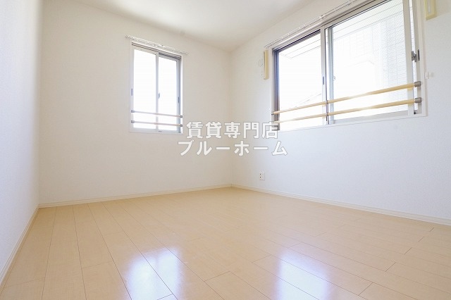 その他　2面採光で明るい6帖の洋室！
