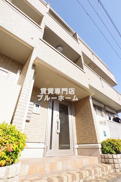 建物外観　軽量鉄骨造3階建ての物件！