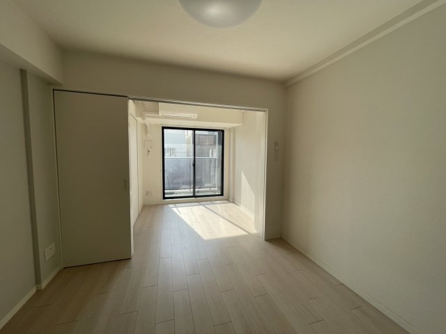 居室・リビング　同物件別号室のものです。