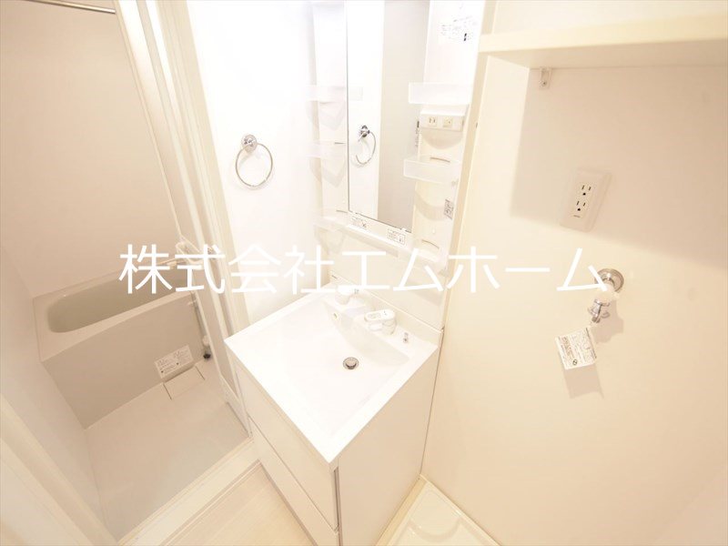 洗面設備　脱衣所　独立洗面台（シャンプードレッサー付）同型写真
