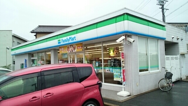 コンビニ　ファミリーマート（コンビニ）まで300m