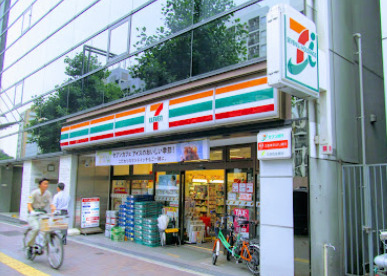 コンビニ　セブンイレブン 四谷4丁目店（コンビニ）まで298m