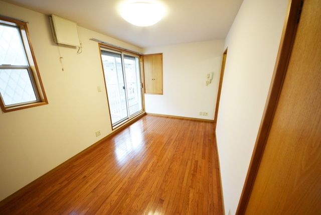 居室・リビング　★角部屋のお部屋で明るくなっております★