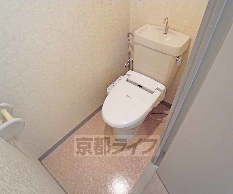 トイレ　嬉しいウォシュレットつき