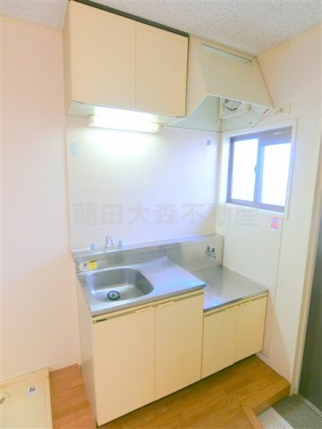 キッチン　窓付きガス代設置型のキッチン