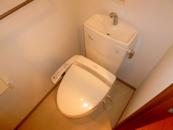 トイレ　温水洗浄便座付きのトイレです♪