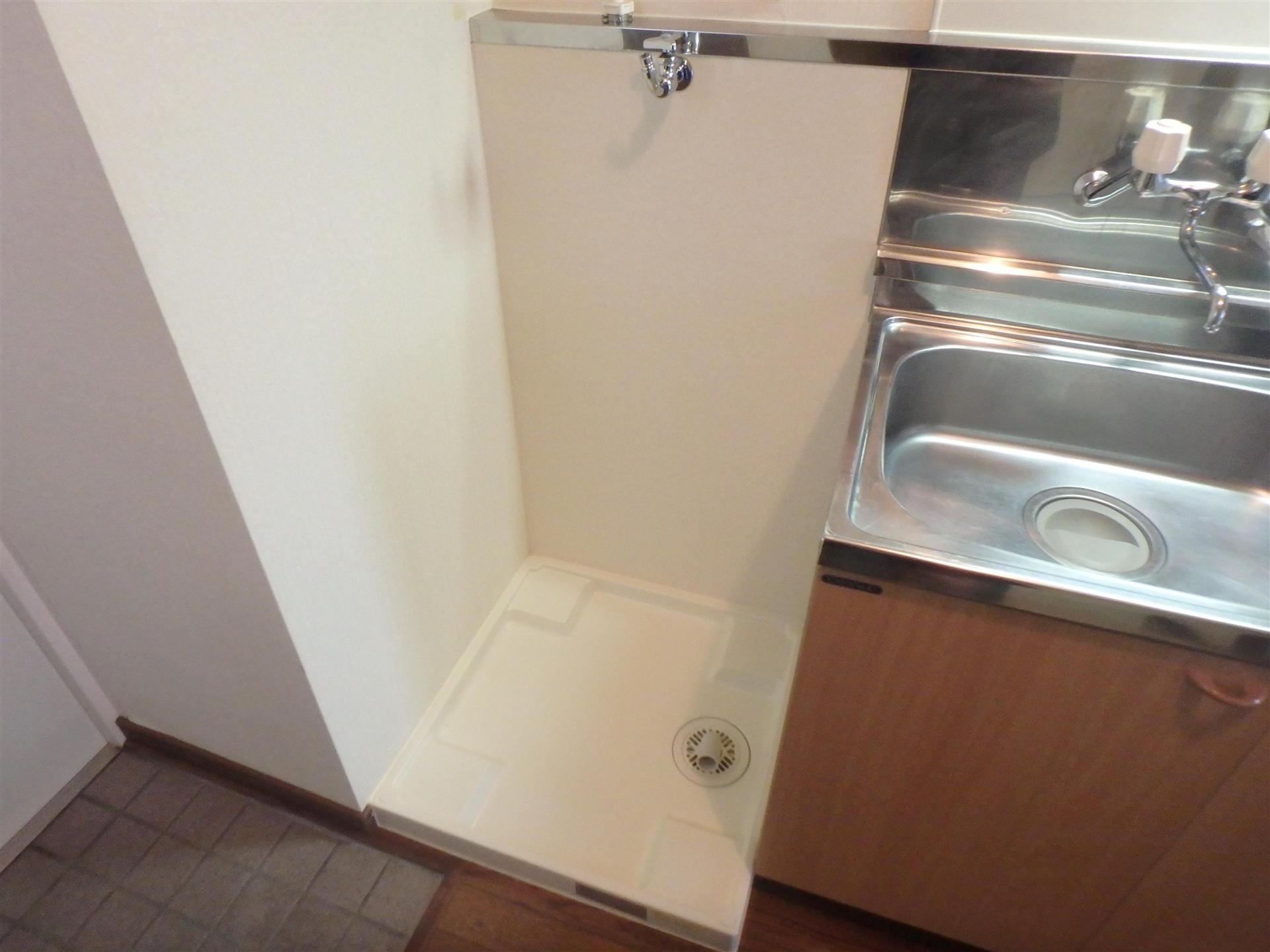 その他　キッチン横に洗濯機置場があり、防水パンも有ります。
