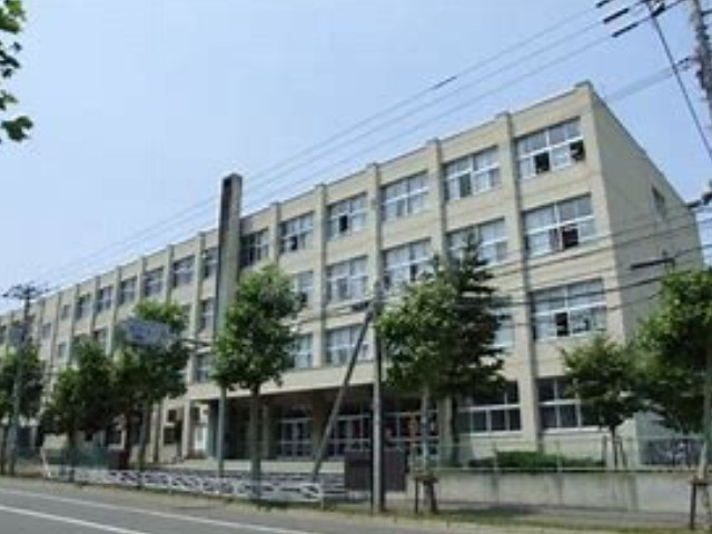 中学校　札幌市立八条中学校（中学校）まで574m