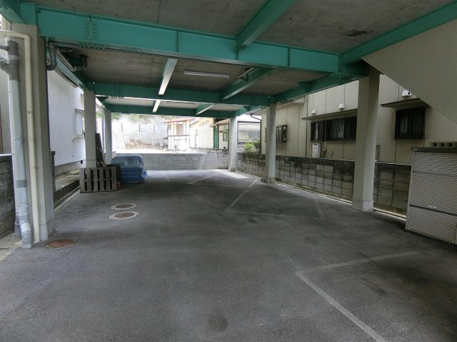 駐車場　建物1階部分が駐車場になっています♪