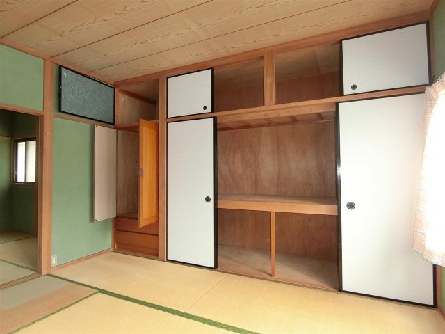 収納　寝具やお洋服など整理整頓しやすい収納付きです♪